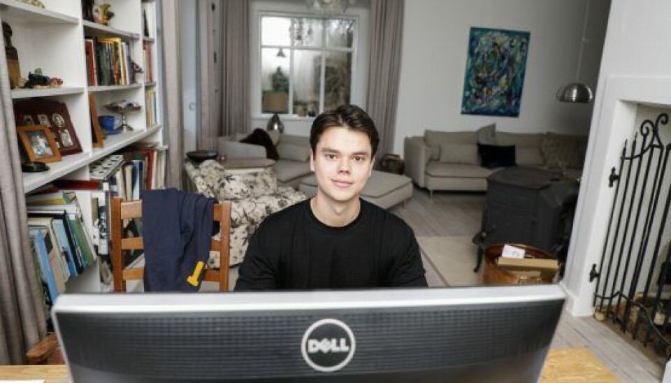 Christian Elhauge bruger tiden hjemme på at spille online med sine venner. (Foto: Niels Henrik Dam)