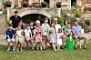 Kongefamilien på sommerferie på Château de Cayx. Juni 2014. Fra venstre: Prins Felix, prins Joachim, prinseses Marie, prinsesse Athena, prins Henrik, prins Nikolai, dronning Margrethe, prins Christian, prinsesse Isabella, prins Henrik, prinsesse Josephine, kronprinsesse Mary, prins Vincent og kronprins Frederik (Foto: Michael Stub)