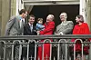 På dronningens 62-års fødselsdag kom farmor ud til balkonen på Amalienborg med sit første barnenar, prins Nikolai, sammen med prins Joachim, kronprins Frederik, prins Henrik og prinsesse Alexandra (Foto: Michael Stub)