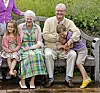 Billede på de royale besteforældre på Gråsten i 2012. Dronningen holder om den velopdragne prinsesse Isabella, mens prins Henrik kærligt sloges med prins Christian (Foto: Michael Stub)