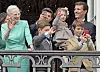 Dronningen inviterede på sin 75-års fødselsdag i 2015 børn og børnebørn med på balkonen, og både prins Nikolai og prins Felix forevigede de fremmødte på slotpladsen med deres mobiler (Foto: Peter Hauerbach)