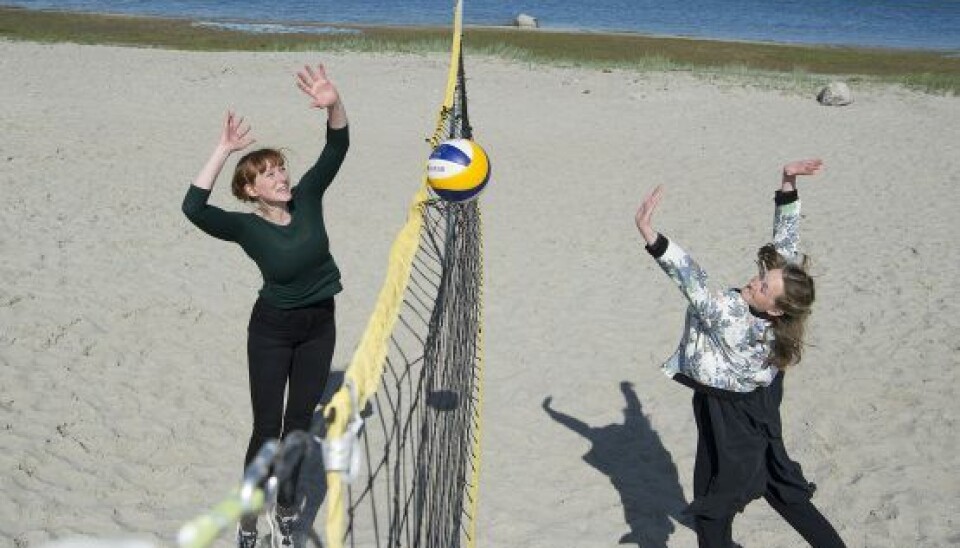 Søstrene Josefine og Katrine samt resten af familien har en fælles hobby i volley. Deres forældre mødte hinanden gennem sporten, hvor faren spillede på Landsholdet og moren spillede 1. division. I dag spiller Katrine på 2. division, men eller bruges sporten mest til at samle familien på ferier og ved store sammenkomster. (Foto: Peter Hauerbach)