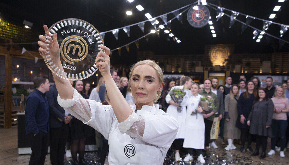 Sara Schultz Giversen kunne løfte trofæet oven på sejren i 'MasterChef 2020'. (Foto: TV3)