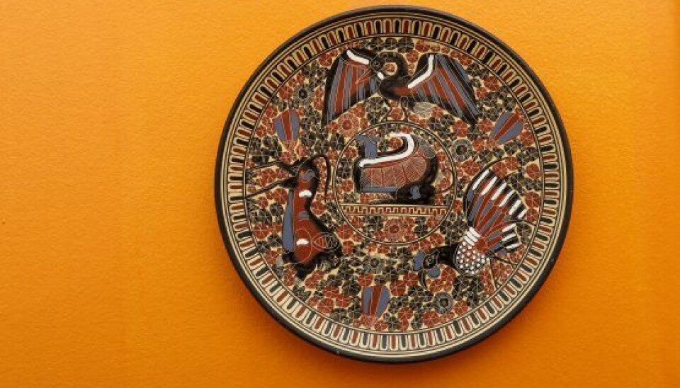 Laura håber, at hun kan få lov at købe flere af nips tingene fra sommerhuset. Blandt andet denne platte. (Foto: Niels Henrik Dam)