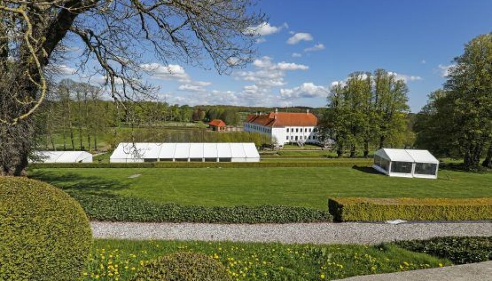 DR har optaget 'Den store bagedyst' siden 2015 i de store telte i denne skønne park bag Clausholm Slot, der ligger mellem Aarhus og Randers. Men hvor optages 'Den store juniorbagedyst'? (Foto: Niels Henrik Dam)