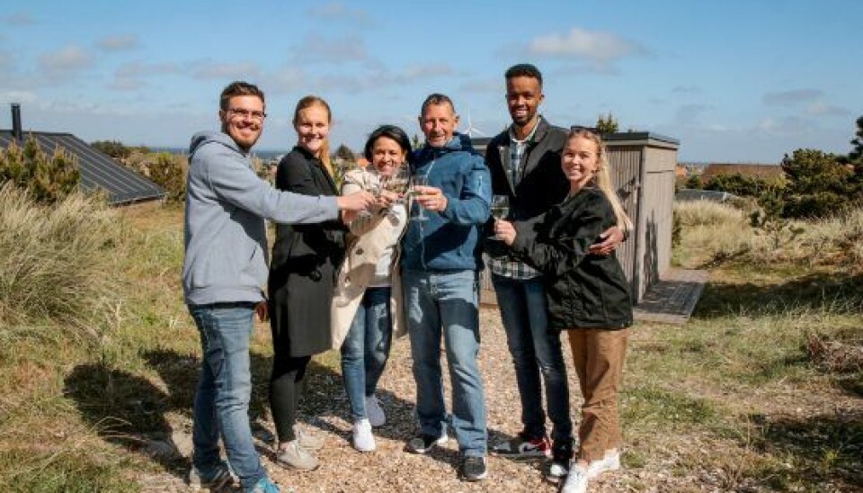 Første gang deltagerne er samlet efter de seks uger i Hvide Sande sidste sommer. Søstrene Katrine og Josefine blev hjemme, da Josefine for nylig har født en datter. (Foto: Niels Henrik Dam)