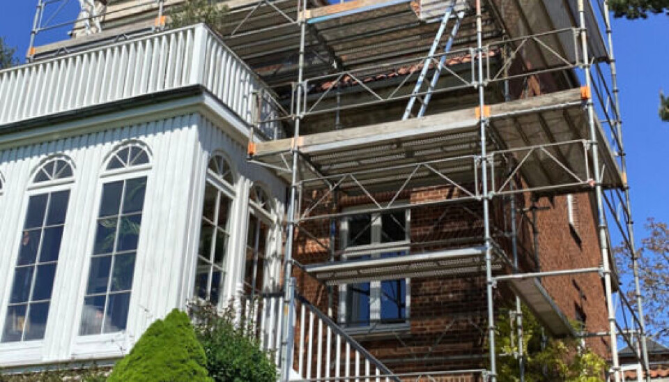 Mascha Vangs hus begravet i stillads (Foto: maschavang.dk).
