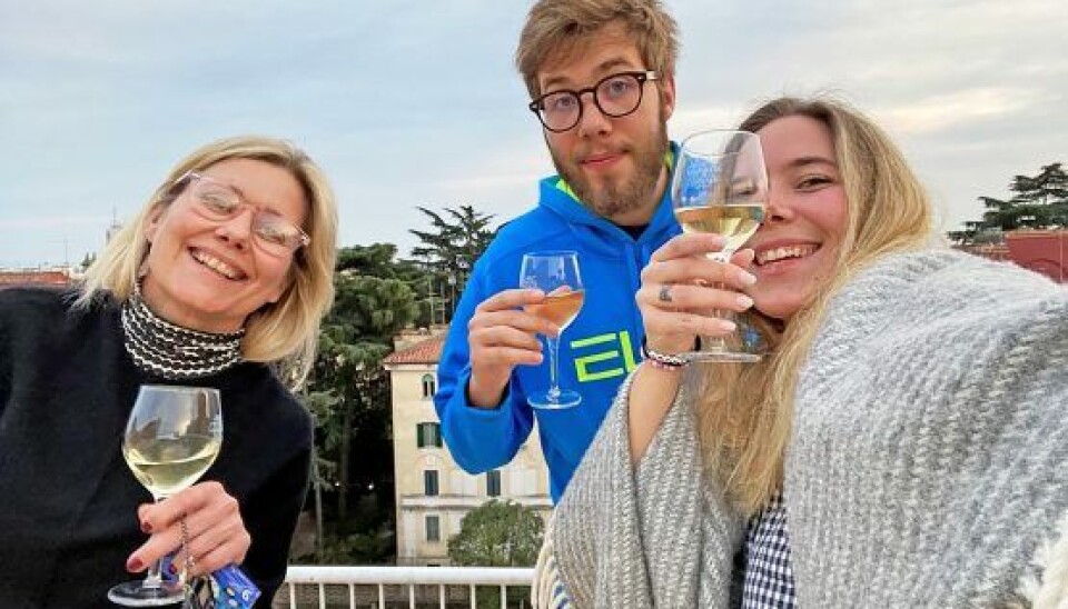 – Her smiler vi efter at have sunget på balkonen, for midt i tragedien og alvoren var der faktisk også glade stunder. Italienernes sammenhold var fantastisk, og fællessangen holdt modet oppe hos mange, inklusive os, fortæller Eva her sammen med Camillo og Sofia (Foto: Privat)