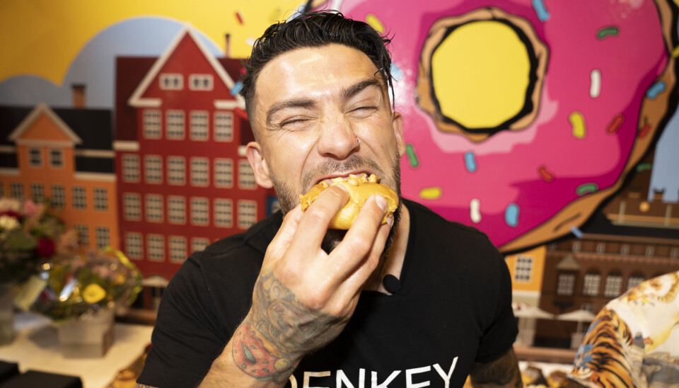 Türker guffer gladeligt en af sine donuts i sig (Foto: Anthon Unger)