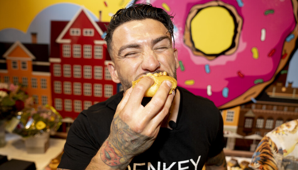 Türker guffer gladeligt en af sine donuts i sig (Foto: Anthon Unger)