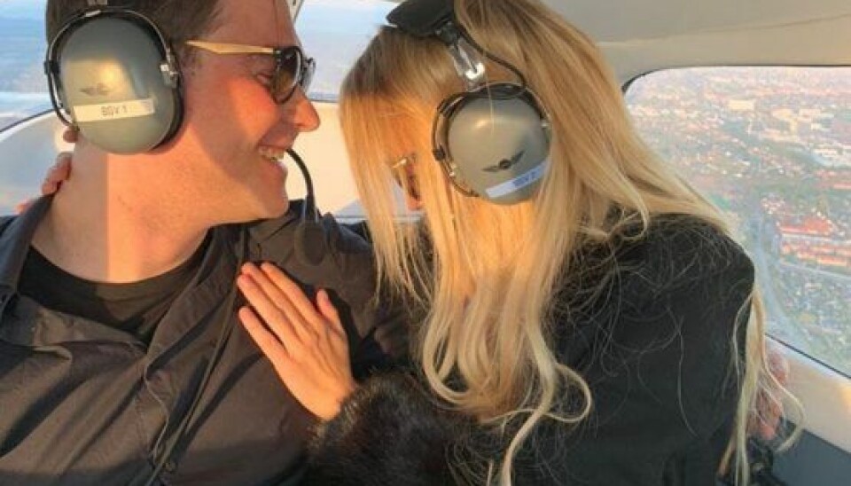 Peter og Sabrina på helikopter-date. Selvom flirten til eksparadisoen var kortvarrig, så føler Sabrina, at der nåede at følge mange negative kommentarer med (Foto: Privat)