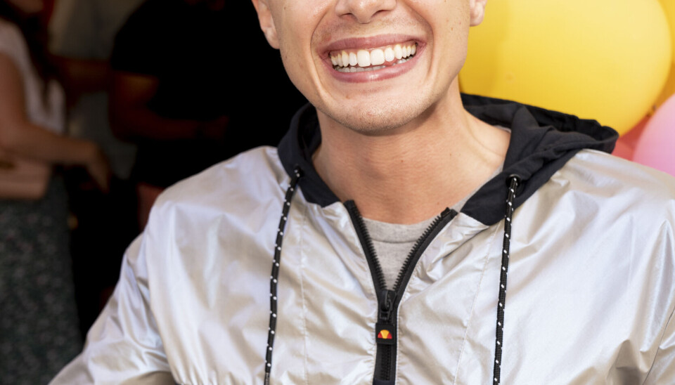 Teitur var selvsagt en glad mand til receptionen, for han var netop sprunget ud som selvstændig online coach. - Jeg burde virkelig ikke spise donuts nu, grinede Teitur, mens han guffede i sig. (Foto: Anthon Unger).