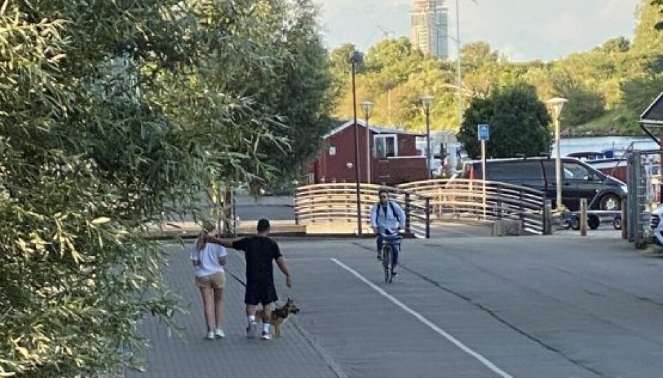 Gehad kan ikke holde fingrene fra Fie og slår her armene om hendes skuldre (Foto: Jan Körner)