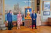 Dronning Margrethe kunne sidste tirsdag endelig åbne udstillingen 'Dronningens Ansigter' på Det Nationalhistoriske Museum på Frederiksborg Slot i Hillerød. På den omfattende udstilling, der er skabt i anledning af majestætens 80-års fødselsdag, blev der også afsløret et nyt portræt malet af Niels Strøbæk. Kronprins Frederik og kronprinsesse Mary deltog i arrangementet, der var deres første med dronningen efter coronakrisen.

Mary var iført en kjole fra Beulah London, og selv om den var meget diskret i beige crepe, så sendte den alligevel et stærkt signal. Det engelske modemærke har sloganet 'Fighting Slavery Through Fashion' og deres tøj bliver syet af kvinder, der har været ofre for menneskehandel.

(Artiklen fortsætter efter billedet)

 Dronning Margrethe sammen med kronprinsparret o maleren Niels Strøbæk ved afsløringen af hans nye portræt (Foto: Ida Guldbæk Arentsen/Ritzau Scanpix)

LÆS OGSÅ: Geggo efter 3D-scanning: Lillesøster ligner Alba på næse og mund

- Vi har skabt Beulah for at bekæmpe slaveri. Vi eksisterer, så vi kan sætte udsatte og tidligere menneskehandlede kvinder i stand til til at blive økonomisk uafhængige og bryde fri af udnyttelse og fattigdom, fortæller Lady Natasha Rufus Isaacs og Lavinia Brennan, der står bag Beulah.

- Vores alternative forretningsmodel, som vi kalder vores 'Freedom Model', er en retskaffen cirkel, som er skabt til at sætte kvinder i vores forsyningskæde i stand til at få en bæredygtig ansættelse ved at indarbejde håndværksteknikker som at væve og brodere i vores kollektioner, siger de to kvinder, der udover kronprinsesse Mary også klæder hertuginde Catherine på.

LÆS OGSÅ: Ditte Julie gør op med fordom: Deler ærligt billede

LÆS OGSÅ: Johnny Madsens kæreste frifundet i voldssag