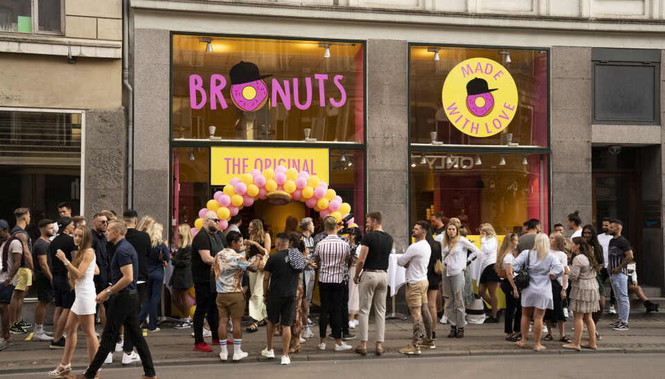 Bronuts-receptionen var et vældigt tilløbsstykke, selvom det kun var for særligt inviterede gæster. Dog fik de fleste forbipasserende også lov til at komme ind og sige hej og snuppe en donut (Foto: Anthon Unger)