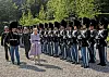 Inden overrækkelsen inspicerede dronning Margrethe garden, der trods de høje temperaturer var iført bjørneskindshuer (Foto: Kongehuset)