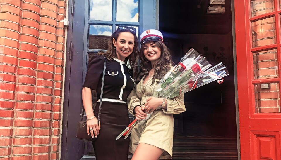 Skuespiller og forretningskvinde Claire Ross-Brown, 47, er den stolte mor til datteren Scarlett Bardenfleth-Hansen, 18 år, som er blevet student fra  Ordrup Gymnasium.
– Jeg elsker den danske tradition med studenterhuer og studenterkørsel, som vi ikke har i England. Jeg synes, det er så skønt. Vi fejrede Scarlett med min mand Morten, storesøster Frederikke, storebror William, Scarletts far Peter og hele den danske familie (Foto: Privat)