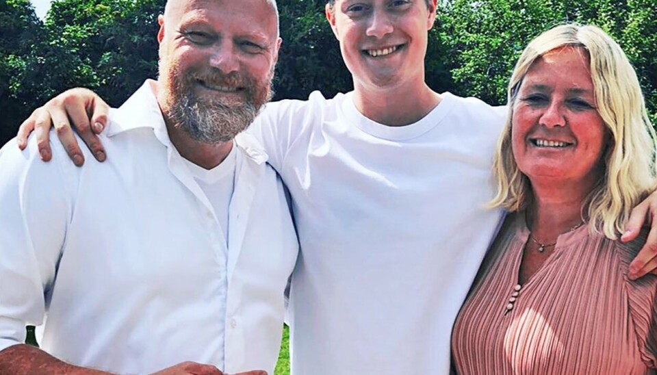 Mads Steffensen, 52, og fruen, Marianne, var oven ud begejstrede, da deres søn, 19-årige Noah, tog studenterhuen på hovedet fra Falkonergårdens Gymnasium på Frederiksberg. 
- Han er den fedeste fyr og ham fester vi for i dag, sagde den stolte far på sin Instagram-profil (Foto: Privat)