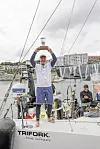 Kaptajnen Bouwe Bekking, 57, med trofæet. Han har sejlet jorden rundt otte gange og er en af de største stjerner inden for Ocean kapsejlads. Bekking er hollænder, men har boet i Danmark med sin hustru, Rikke, i 25 år (Foto: Niels Henrik Dam)