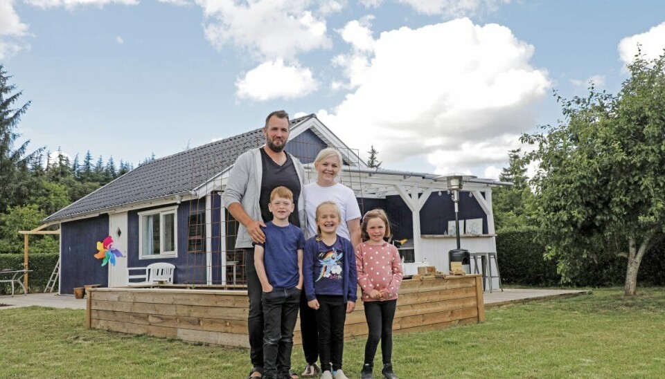 'Hjem til Gården'-Kenneth og hans kommende kone Mette foran deres kolonihavehus med børnene Magnus, Josephine og Laura (Foto: Niels Henrik Dam)