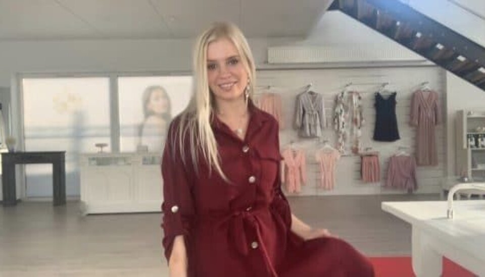 Billedet viser Marias blå mærker på armen og ved halsen (Foto: Privat.)