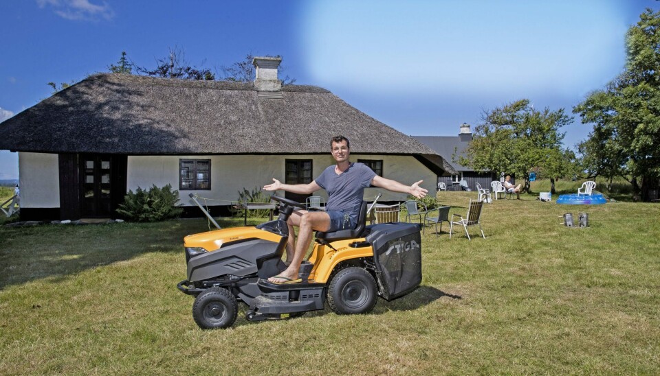 Der hører 30 tønder jord til familiens hus i nordjyske Fjerritslev, så det kræver en lidt anden græsslåmaskine at holde styr på området, der svarer til 32 fodboldbaner (Foto: Henrik R. Petersen)