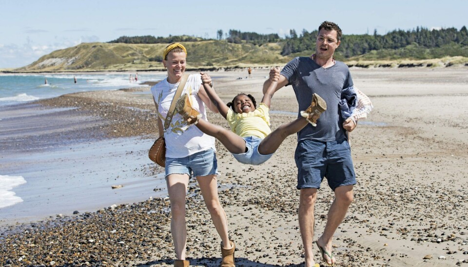 ICaroline og Pelle Hvenegaard på stranden i Fjerritslev med deres lille øjesten, datteren Zoe Ukhona (Foto: Henrik R. Petersen)