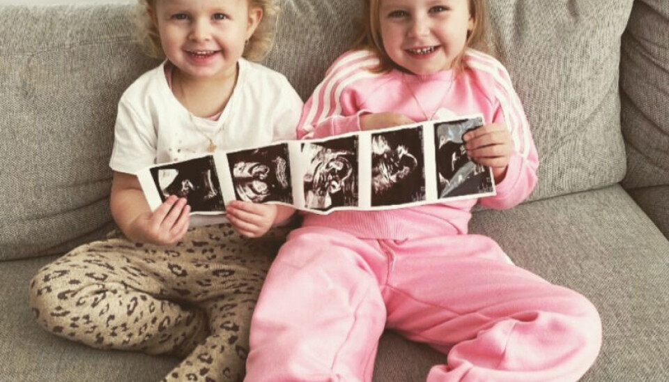 Mark har døtrene Manila og Marina med 'Robinson'-ekskæresten Monique. Døtrene holder scanningsbilledet for den datter, Mark ventede sig med sin nuværende kæreste, Sarah Amalie fra 'Ex on the Beach' (Foto: Privat)