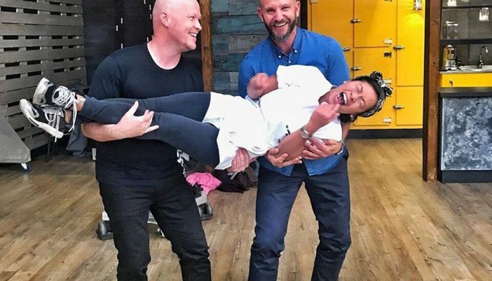 Dak er altid blevet taget pænt i mod, når hun har været gæstedommer i 'MasterChef' - såsom her af Jakob Mielcke og Thomas Castberg (Foto: Viaplay)