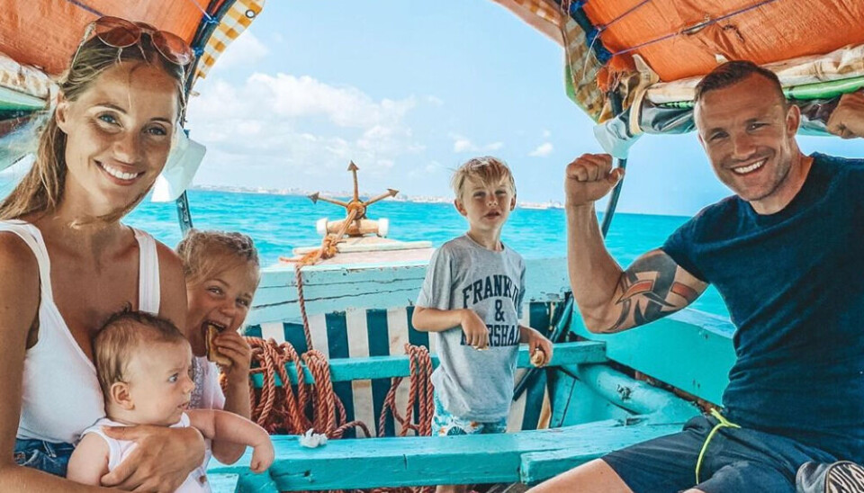 Lea, Mikkel og deres tre børn tager en sejltur i Zanzibar (Foto: Privat).