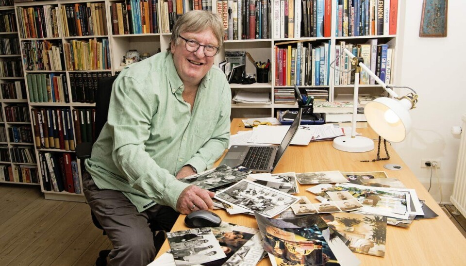 Hans Otto Bisgaard bladrer i billederne fra sit liv. Han er i gang med at skrive sine memoirer (Foto: Peter Hauerbach)