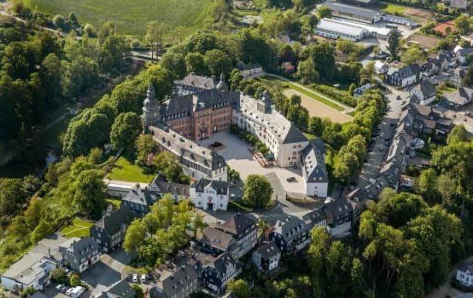 Slottet i Berleburg blev anlagt i 1200-tallet og har været i familiens eje i næsten 800 år. Bag slottets hovedbygning ses huset (Foto: Hans Blossey / Alamy Stock Photo / Ritzau Scanpix)