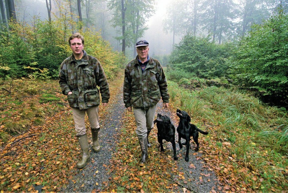Prins Gustav fotograferet i 1998 i Berleburgs skove med sin far, prins Richard, der døde som 82-årig i 2017 (Foto: Jørgen Jessen/Ritzau Scanpix)
