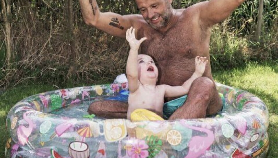 Lucas er en vandhund som sin far, og Dennis kravler gerne ned i soppebassinet til Lucas' store begejstring (Foto: Klaus Bo Christensen)