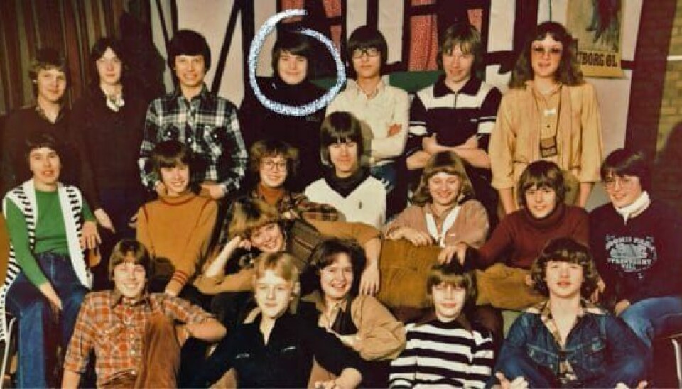 Bettina, som ligger på langs i brunt tøj, var Hans' første kæreste, og hun lærte ham at kysse. Hans er markeret i den hvide cirkel (Foto: Rune Nygaard/TV2)