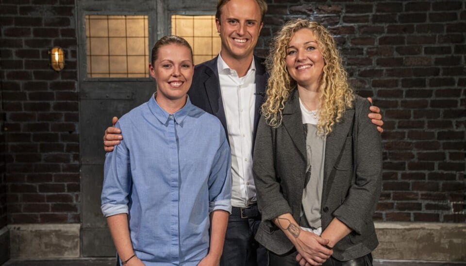 Lisbeth med kæresten og medarbejderen Stine, da de modtog en investering i 'Løvens hule' fra løven Christian Arnstedt (Foto: Per Arnesen / DR)