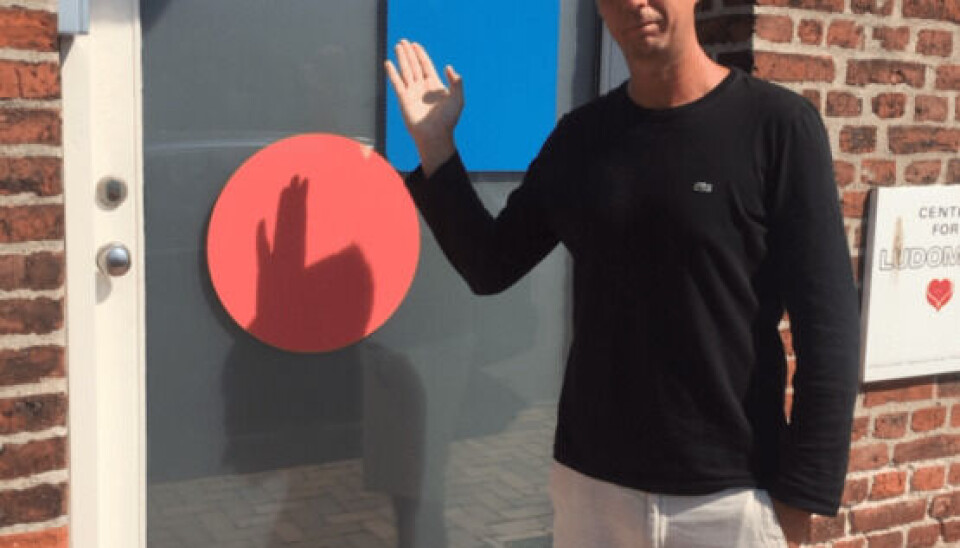 Martin ude foran sit behandlingssted for ludomani (Foto: Privat)