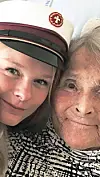 Ulla Pia nåede at få opfyldt sit sidste ønske: At se sit barnebarn Melina blive student. Da billedet blev taget, havde hun så stærke smerter, at en ambulance var på vej (Foto: Privat)