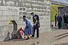 Kronprinsparret mindes ofrene respektfuldt knælende ved kransen foran Monumentet for de faldne på Kastellet i København (Foto: Lars E. Andreasen)