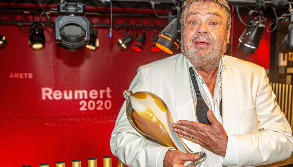 Tommy Kenter viste vielsesringen og Hædersprisen ved Årets Reumert. (Foto: Michael Stub)