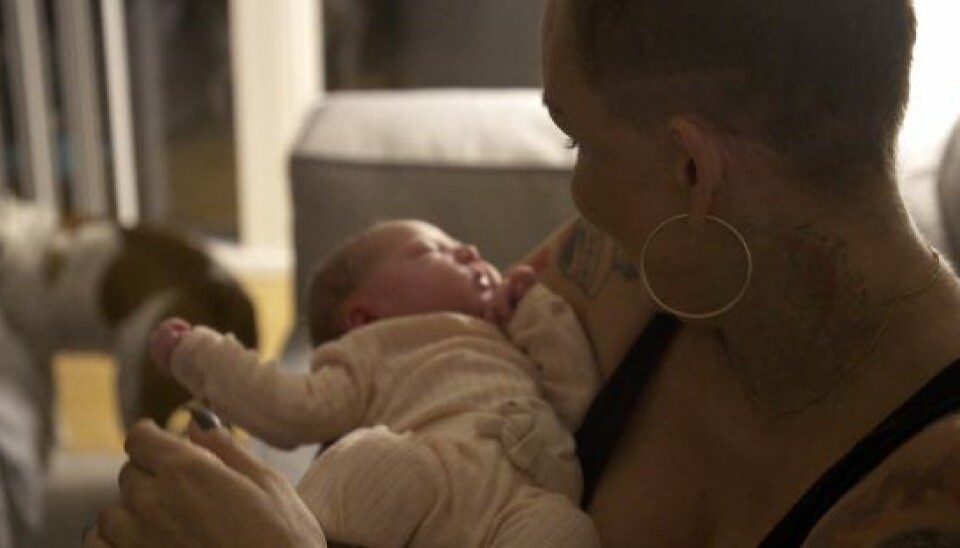 Linse med Sia Lily i armene. (Foto: TV3)
