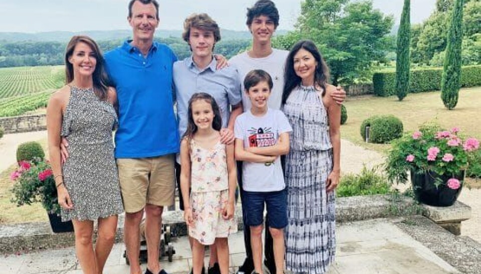 Tre dage før blodproppen var hele familien samlet på Cayx til prins Felix' 18 års fødselsdag. Marie roser sine børn for at hjælpe hende gennem krisen (Foto: Kongehuset)