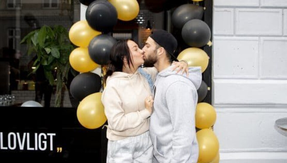 Paradise parret Sarah Tiedt og Türker Alici kom også til åbningen. Selv har Türker en Bronuts forretning ikke langt fra Pita Pusher på Vesterbrogade. (Foto: Anthon Unger)