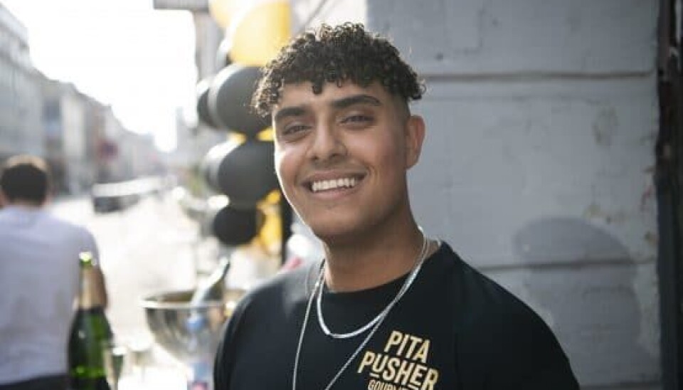 Barra medvirkede for fem år siden i 'X Factor'. Han har kendt Loco længe, så han kom og gav en hånd med til åbningen af 'Pita Pusher'. (Foto: Anthon Unger)