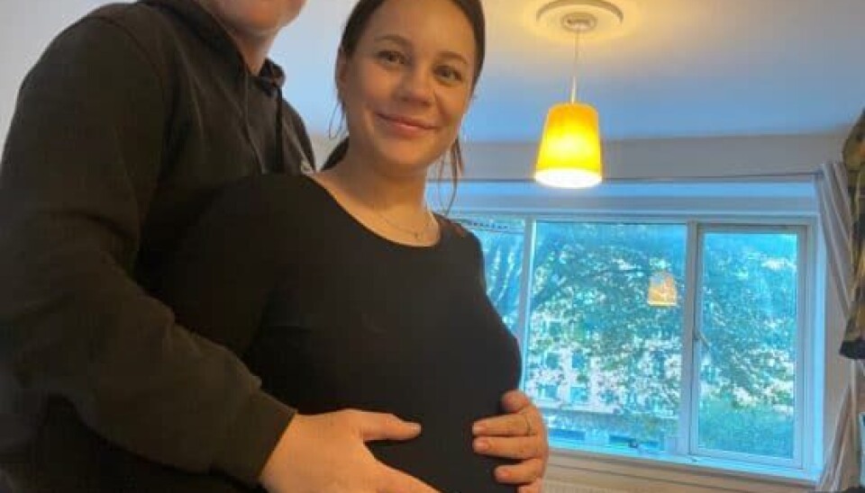 Benjamin og Maria fra 'Luksusfælden' venter en lille pige. (Foto: privat)
