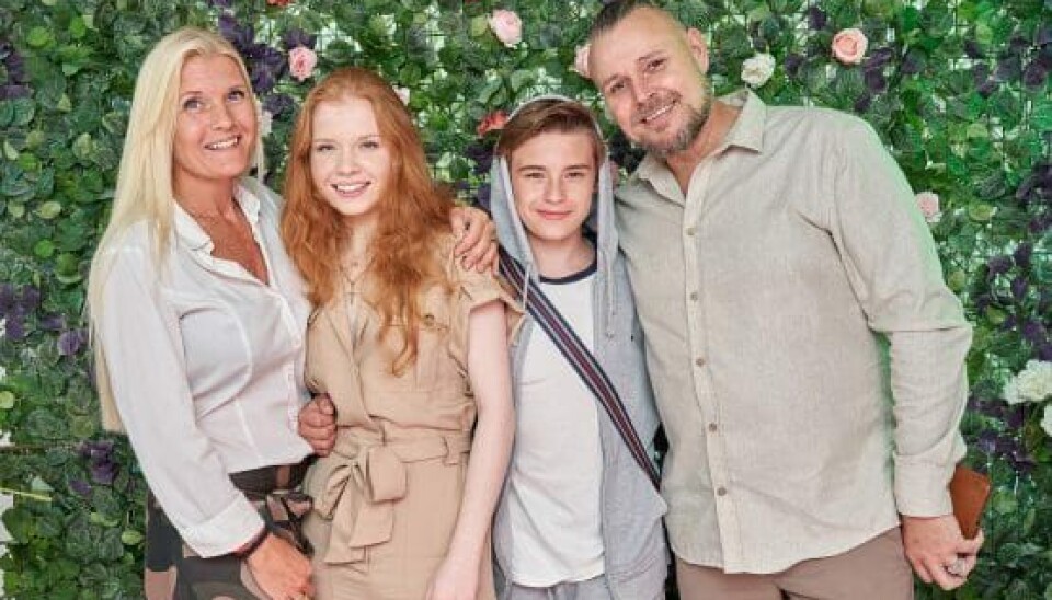 Ronni Garner med familien til lanceringen af Linses nye parfume. Ronnis kone Mette, 46, deres datter Angelique, 16, sønnen Mike, 12 og Ronni selv (Foto: Janus Nielsen)