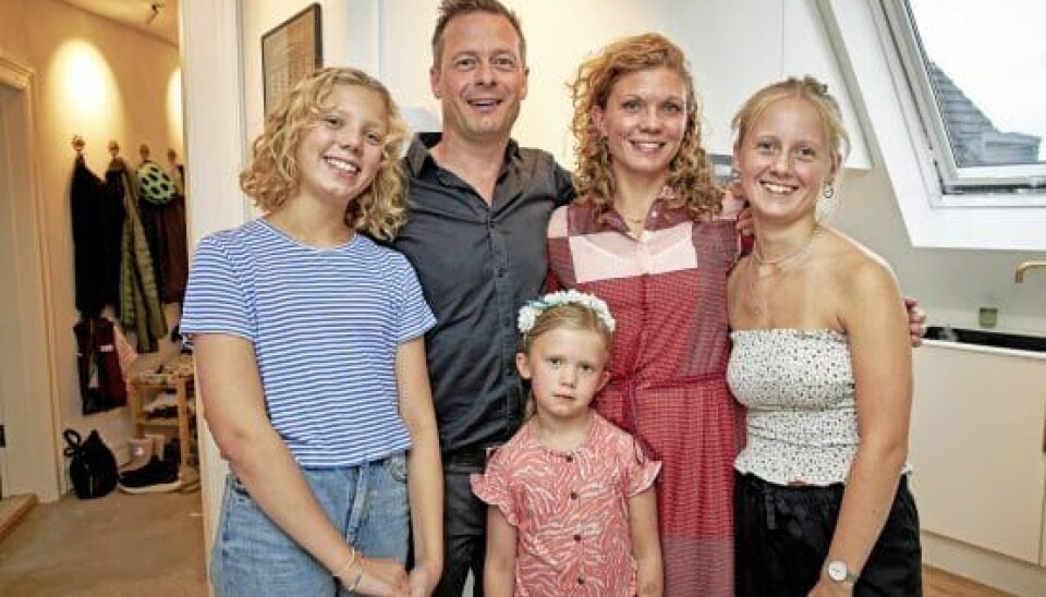 Familien Haurits Abildgaard med Ask og hustruen Pia, Asks datter Nana, 13, i stribet bluse, Pias datter Mikkeline, 17, i prikket top, og parrets fælles datter Frida på seks år. Anemone på 19 år er flyttet hjemmefra og var ikke med (Foto: Bo Nymann)