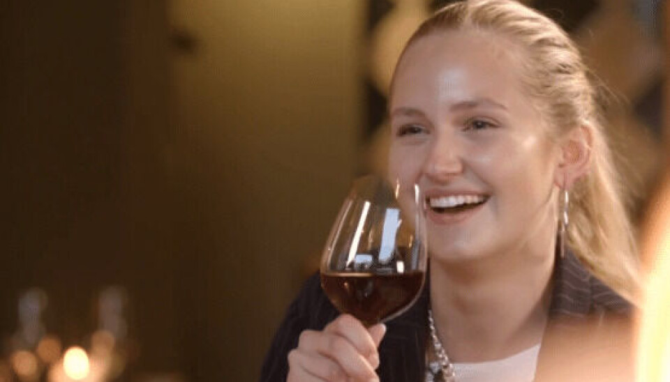 Anna er Teiturs date i 'Singletown'. (Foto: Dplay)