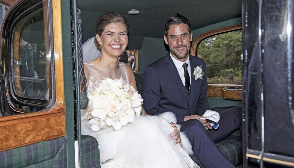 Det nygifte par blev kørt videre til først billedtagning og siden festlokalet i nærheden i en Rolls Royce fra 1937, som Lotte også ankom til brylluppet i.