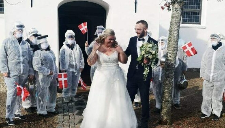 Da Dennis fra 'Landmand søger kærlighed' og Anja kom ud af kirken, stod Anjas kolleger fra sundhedssektoren klar (Foto: Privat)